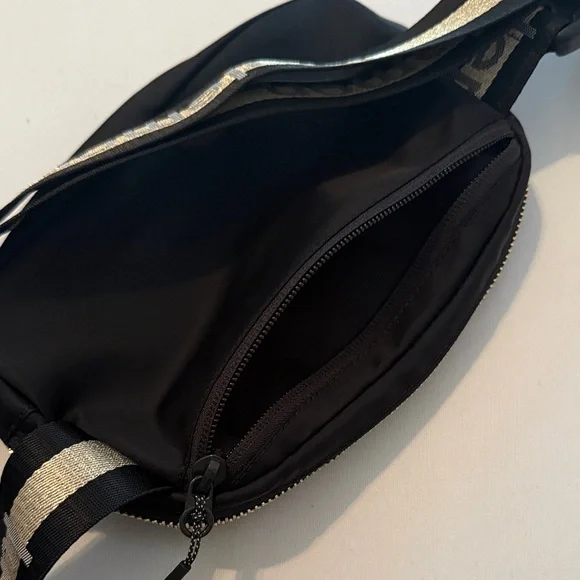 New Without Tags Everywhere Belt Bag 1L Wordmark Black/Gold/White Opal - Picture 3 of 10